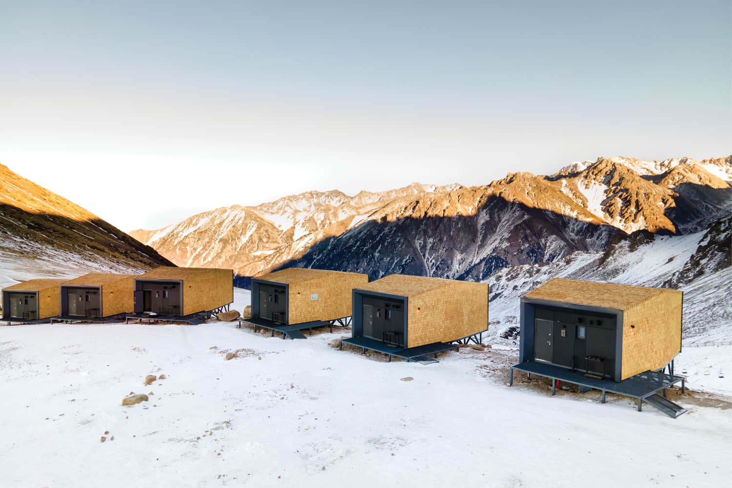 Prefab modular houses: luxury container hotel in high altitude